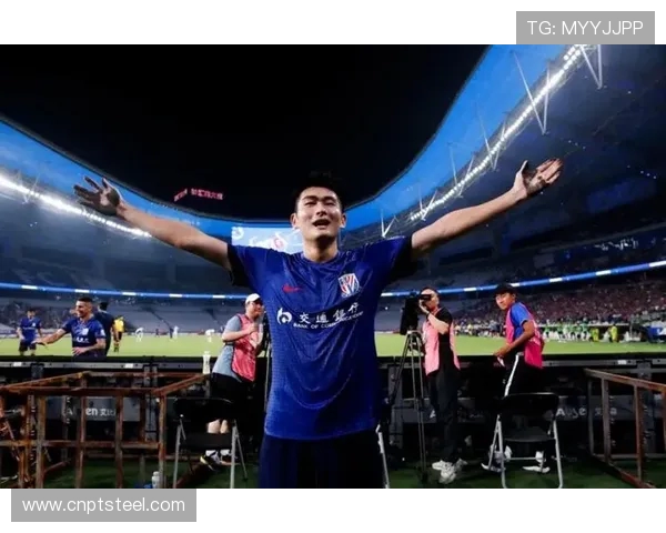 陈晋一赛后与申花球迷热情合影 中国香港取胜展现不狂不放申花精神